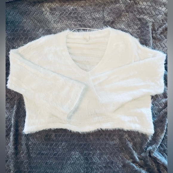 ✨ SUPER soft, white, fuzzy oversized sweater ✨ - Picture 1 of 2